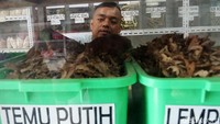 Sebagian produk herbal di tempat ini masih dalam bentuk aslinya yaitu berupa dedaunan maupun biji-bijian.