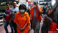Tiga orang pelaku pembuatan kosmetik ilegal juga berhasil dibekuk jajaran Polda Metro Jaya.
