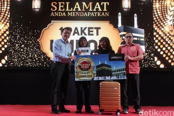 Seorang pegawai Lippo Mall mendapatkan penghargaan berupa umroh gratis.  Hadiah tersebut diberikan dalam acara Golden Hearth Annual Award 2019 di Lippo Mall Puri 3, Jakarta Barat, Selasa (18/2/2020).