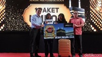 Dwi Wulandari mendapatkan penghargaan berupa umroh gratis.