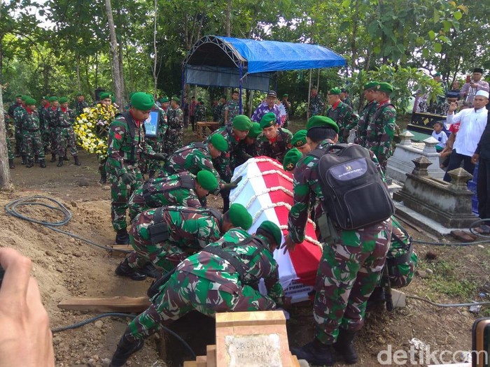 Kopda Anumerta Dwi Purnomo (30) merupakan salah satu kru helikopter MI-17 yang gugur di Oksibil, Papua. Jenazahnya dimakamkan di kampung halamannya di Magetan.