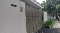 Berdasarkan LHKPN Nurhadi, ada 4 mobil mewah terparkir di garasi rumahnya. Yaitu Jaguar, MINI Cooper, Lexus dan Camry. Sehingga total harta kekayaan yang dimilikinya mencapai Rp 33,4 miliar.