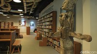 Perpustakaan Freedom Institute punya desain yang nyaman untuk pengunjung. Dengan berbagai macam pilihan tempat duduk, buku yang lengkap dan juga akses Wifi gratis.(Ari Saputra/detikcom)