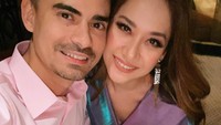 November 2019 lalu, BCL dan Ashraf baru saja merayakan hari pernikahan mereka yang ke 11 tahun. Pasangan ini pamer senyum manis sambil memegang sebuah cake bertuliskan ucapan Happy Wedding Anniversary. Foto: instagram @bclsinclair