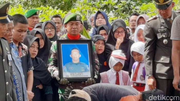 Jenazah Sertu (Anumerta) Dita Ilham Primojati, korban jatuhnya heli MI-17 di Oksibil Papua dimakamkan di Banyumas