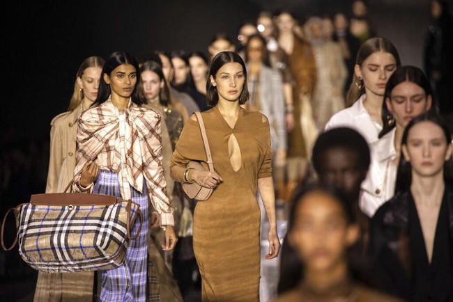 Inilah penampilan Bella Hadid di fashion show Buberry koleksi Fall 2020. Peragaan tersebut digelar pada Senin (17/2/2020) dalam rangkaian London Fashion Week. (Foto: Vianney Le Caer/Invision/AP)