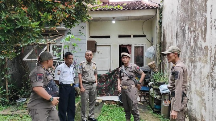 Satpol PP Depok mendatangi rumah berisi 30 ekor anjing yang dikeluhkan warga.