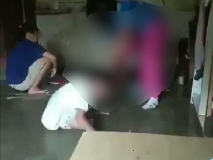 Video viral ibu tiri di Simalungun, Sumut, aniaya anaknya (screenshot video viral)