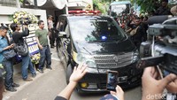 BCL dan keluarga Ashraf tampak mengikuti iring-iringan jenazah yang berangkat dari kediamannya pada pukul 14.14 WIB. Pool/Palevi S/detikFoto.