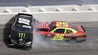 Momen Chris Cockrum menabrak mobil Riley Herbst (18). AP Photo/John Chilton.