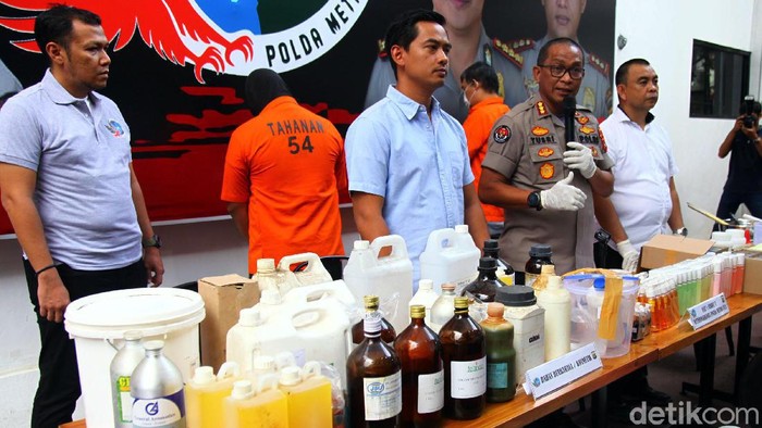 Polda Metro Jaya menggerebek industri rumahan kosmetik ilegal di Depok, Jawa Barat. Tiga orang pelaku pembuatan kosmetik dan barang bukti berhasil diamankan. Hal itu disampaikan Kabid Humas Polda Metro Jaya Kombes Polisi Yusri Yunus dalam rilis di Mapolda Metro Jaya, Selasa (18/2/2020).