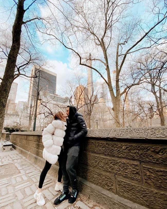 Kebahagiaan BCL dan Ashraf Sinclair selama di New York ini terlihat dari unggahan kedua selebriti itu di akun media sosial Instagram mereka. Pada foto di Central Park ini salah satunya. Keduanya berciuman mesra layaknya pasangan yang dimabuk cinta. Ashraf dan BCL memang selalu mesra meski usia pernikahan sudah memasuki 11 tahun. Foto: Instagram
