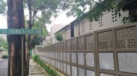 Sepanjang rumah itu ditutup dengan pagar warna hijau setinggai 2 meter. Rumah ditingkat dua lantai dan memanjang.  