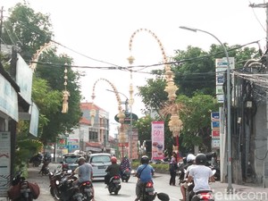 Makna Penampahan Galungan, Memotong Babi hingga Memasang Penjor
