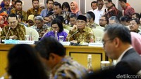 Hal itu diungkapkan oleh Wakil Ketua Komisi IX Nihayatul Wafiroh saat rapat kerja gabungan (rakergab) mengenai BPJS Kesehatan di ruang Pansus B DPR, Jakarta Selatan. Nihayatul menjelaskan keputusan tersebut mengacu pada pelaksanaan data cleansing atau pembersihan data di Kementerian Sosial (Kemensos) yang belum juga selesai. Data tersebut nantinya akan menjadi penentu siapa saja yang masuk ke dalam peserta penerima bantuan iuran (PBI) atau disubsidi pemerintah atau tidak.
