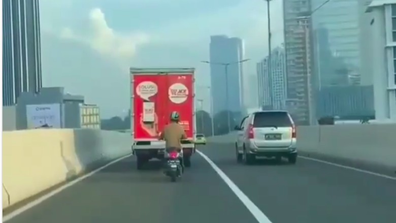 Pengendara motor nakal di JLNT Casablanca Pengendara motor nakal di JLNT Casablanca
