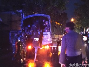 Suporter Persebaya-Arema Ricuh di Blitar, Polisi Kecolongan?