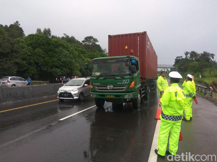 Polisi terapkan rekayasa arus Lalu lintas di Tol Cipularang