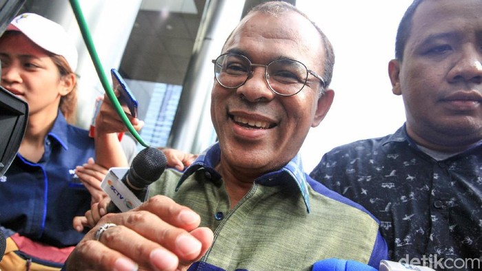 Eks anggota DPR RI Yosef B.Badeoda meninggalkan gedung KPK usai jalani pemeriksaan. Ia diperiksa terkait kasus suap yang libatkan mantan Sekretaris MA Nurhadi.