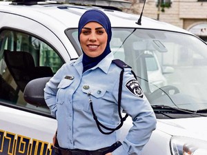 Wanita Ini Jadi Letnan Polisi Berhijab Pertama di Israel