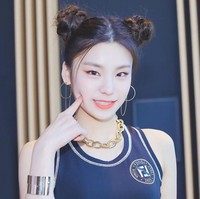 Karakter Pucca dikembangkan oleh perusahaan Korea Selatan VOOZ Character System. Awalnya karakter ini diciptakan untuk e-card, namun karena popularitasnya, akhirnya dibuatkan serial animasinya. Gaya rambut a la Pucca juga diikuti Yeji, leader girlband ITZY. Penampilannya dengan rambut Pucca bisa dilihat di video klip Dalla Dalla. Foto: Istimewa