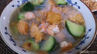 Dibuat jadi bola-bola udang kemudian digoreng, udang tetap saja enak. Apalagi kuahnya memakai kaldu udang dan diberi udang potongan. Cocok buat lauk makan siang. Resepnya bisa dilihat di sini !Foto: detikcom