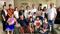 Begini momen manis Pramono bersama keluarga saat ia berkunjung ke rumah mertuanya untuk halal bihalal. Di hadapan mereka sudah tersaji aneka kue kering khas Lebaran. Foto: Instagram pramonoanungw