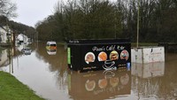 Banjir akibat Badai Dennis juga menerjang kawasan Nantgarw, Wales. Ben Birchall/PA via AP.