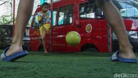 Seorang anak nampak menembak bola.