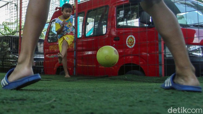 Asyiknya Bermain Sepakbola di Kolong Tol Grogol Sejumlah anak bermain sepakbola di lapangan kolong tol Pluit-Tomang, Jakarta Barat. Selasa (18/2/2020). Meski bermain di kolong tol mereka tetap bersemangat.
