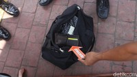 Polisi juga memerika barang bawaan jenazah.