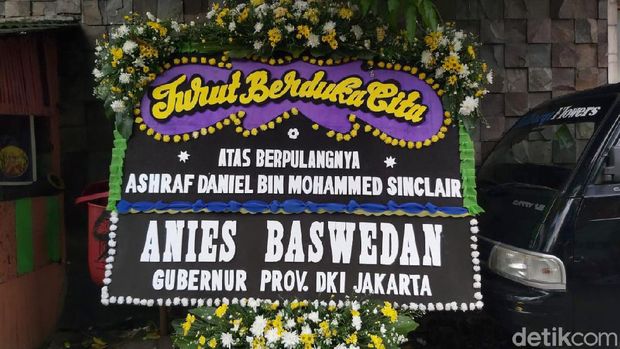 Ada Karangan Bunga dari Jokowi hingga Anies di Rumah Duka Ashraf Sinclair