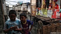 Permukiman padat penduduk dengan beberapa bangunannya yang dibangun semi permanen terlihat berjejer dihuni oleh beragam warga dengan berbagai profesi. Tak sedikit di antaranya berasal dari luar kota Jakarta yang datang dengan cita-cita untuk merubah nasib menjadi lebih baik.