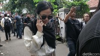 Sheryl Sheinafia juga turut hadir melayat. Foto: Palevi/detikHOT
