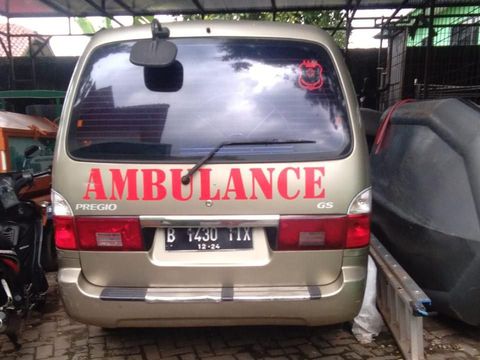 Ambulans berpelat hitam gratis milik warga Kampung Rambutan