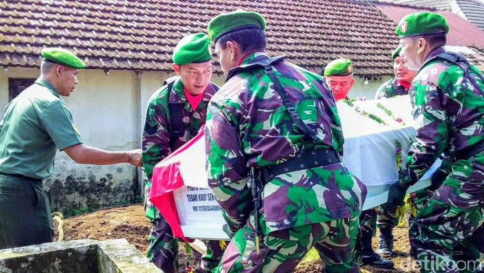 Jenazah Korban Heli MI 17 Papua Dimakamkan di Pemakaman Keluarga