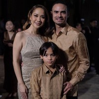 Ketiganya juga kompak saat menghadiri acara pernikahan. Ashraf dan Noah mengenakan kain tenun warna cokelat. Dan BCL memakai dress dengan warna senada. Foto: Dok. Instagram @bclsinclair.