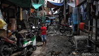 Kemiskinan menjadi pekerjaan rumah yang tak dapat ditunda penyelesaiannya. Berbagai upaya mulai dari membangun infrastruktur, memberikan bantuan berupa pelayanan kesehatan dan pendidikan hingga bantuan pengembangan sumber daya manusia pun terus dilakukan guna mengentaskan kemiskinan.
