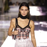 Tidak ketinggalan juga sahabat Bella, Kendall Jenner. Gayanya seksi dengan bra bergaya korset dan luaran rok beraksen ruffle. (Foto: Vianney Le Caer/Invision/AP)