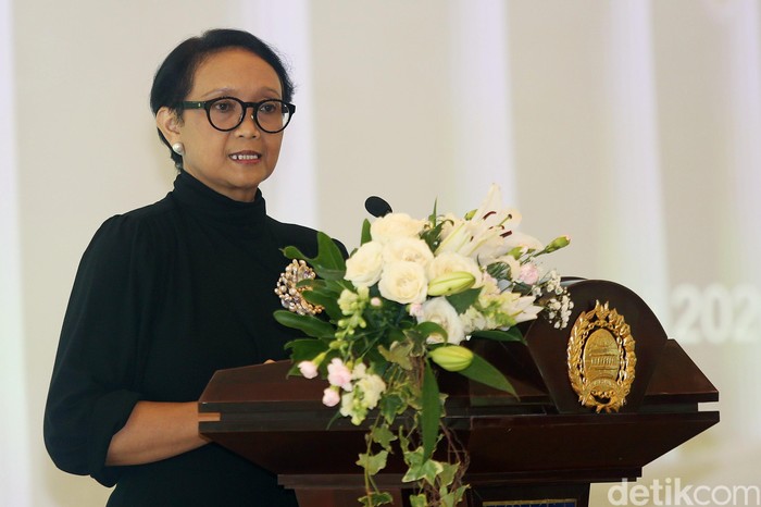 Menlu Retno Marsudi menerima tim penjemput 238 WNI di Wuhan, China, yang terdiri dari kru kabin, teknisi, pilot Batik Air dan tim pendahulu atau aju.