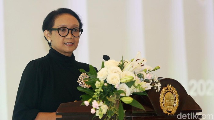 Menlu Retno Marsudi menerima tim penjemput 238 WNI di Wuhan, China, yang terdiri dari kru kabin, teknisi, pilot Batik Air dan tim pendahulu atau aju.