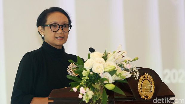 Menlu Retno Marsudi menerima tim penjemput 238 WNI di Wuhan, China, yang terdiri dari kru kabin, teknisi, pilot Batik Air dan tim pendahulu atau aju.