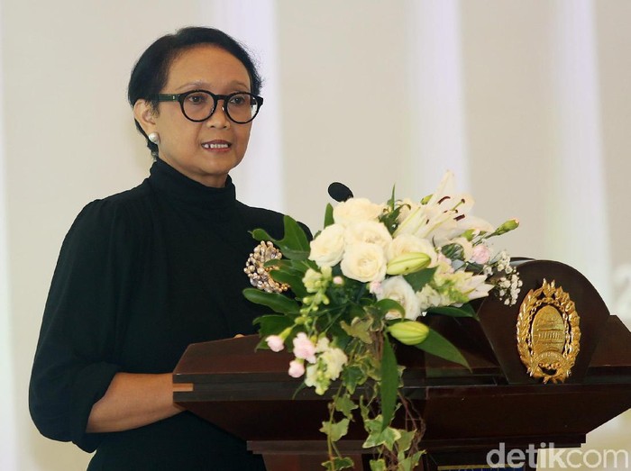 Menlu Retno Marsudi menerima tim penjemput 238 WNI di Wuhan, China, yang terdiri dari kru kabin, teknisi, pilot Batik Air dan tim pendahulu atau aju.