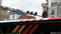 Adanya kamera e-TLE ini dapat mengurangi angka pelanggaran lalu lintas. Sehingga, tingkat kecelakaan pun bisa ditekan.