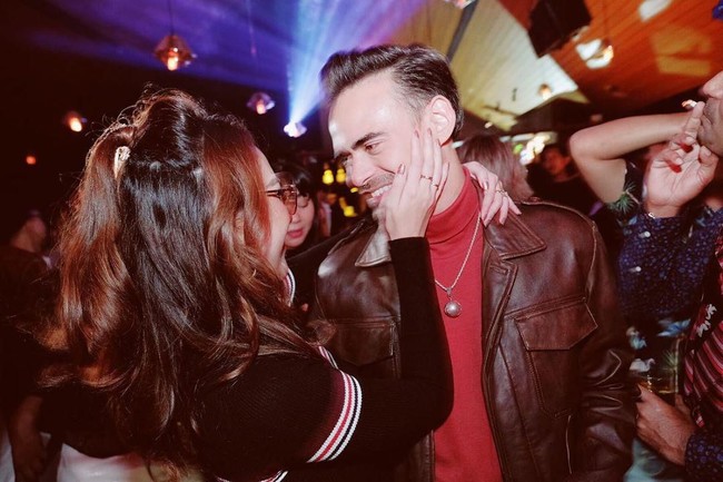 Perkenalan BCL dan Ashraf Sinclair pun dibumbui kejadian lucu, karena aktor asal Malaysia ini salah menyebut nama BCL. Ashraf Sinclair menyebut nama Bunga Citra Lestari menjadi Bunga Cinta Lestari Foto: Instagram @bclsinclair