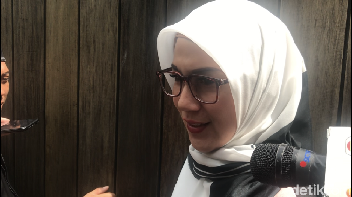 Marini Zumarnis melayat ke rumah duka Ashraf Sinclair (Hanif/detikcom)