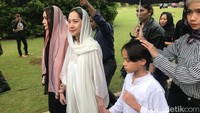 Jenazah Ashraf Sinclair tiba sejak pukul 15.55 WIB dan saat ini prosesi pemakaman sedang berlangsung. 