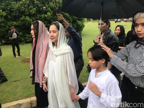 BCL Selalu Pegang Tasbih Hitam Saat Dampingi Jenazah Ashraf Sinclair
