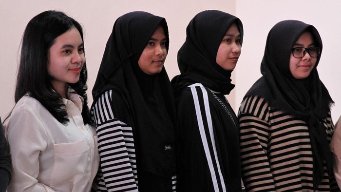 Mahasiswa asal Sulawesi Tenggara yang kuliah di Wuhan (dari kiri) Fitri Indah Dewi mengusap air matanya (tengah) saat tiba di Bandara Haluoleo Kendari usai melewati masa karantina dan observasi Coronavirus Disease (COVID-19) selama 14 hari di Natuna, Kendari, Sulawesi Tenggara, Selasa (18/2/2020). Sebanyak empat WNI asal Sulawesi Tenggara yang berstatus mahasiswa dan bebas dari infeksi COVID-19 disambut keluarga dan perwakilan pemerintah daerah Sulawesi Tenggara. ANTARA FOTO/Jojon/pd.