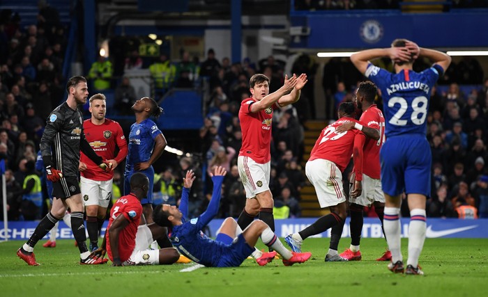 Chelsea vs MU LONDON, ENGLAND - FEBRUARY 17: Harry Maguire of Manchester United appeals to the referee after Kurt Zouma of Chelsea scores a goal which is later disallowed for a foul during the Premier League match between Chelsea FC and Manchester United at Stamford Bridge on February 17, 2020 in London, United Kingdom. (Photo by Mike Hewitt/Getty Images)